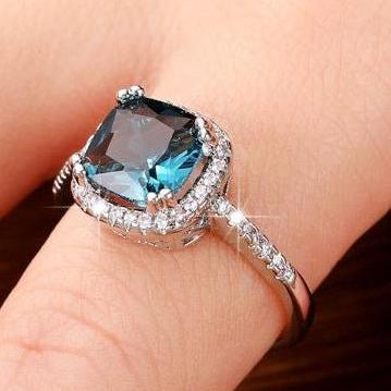 10Ct Blue Sapphire Cushion Cut Engaement Ring