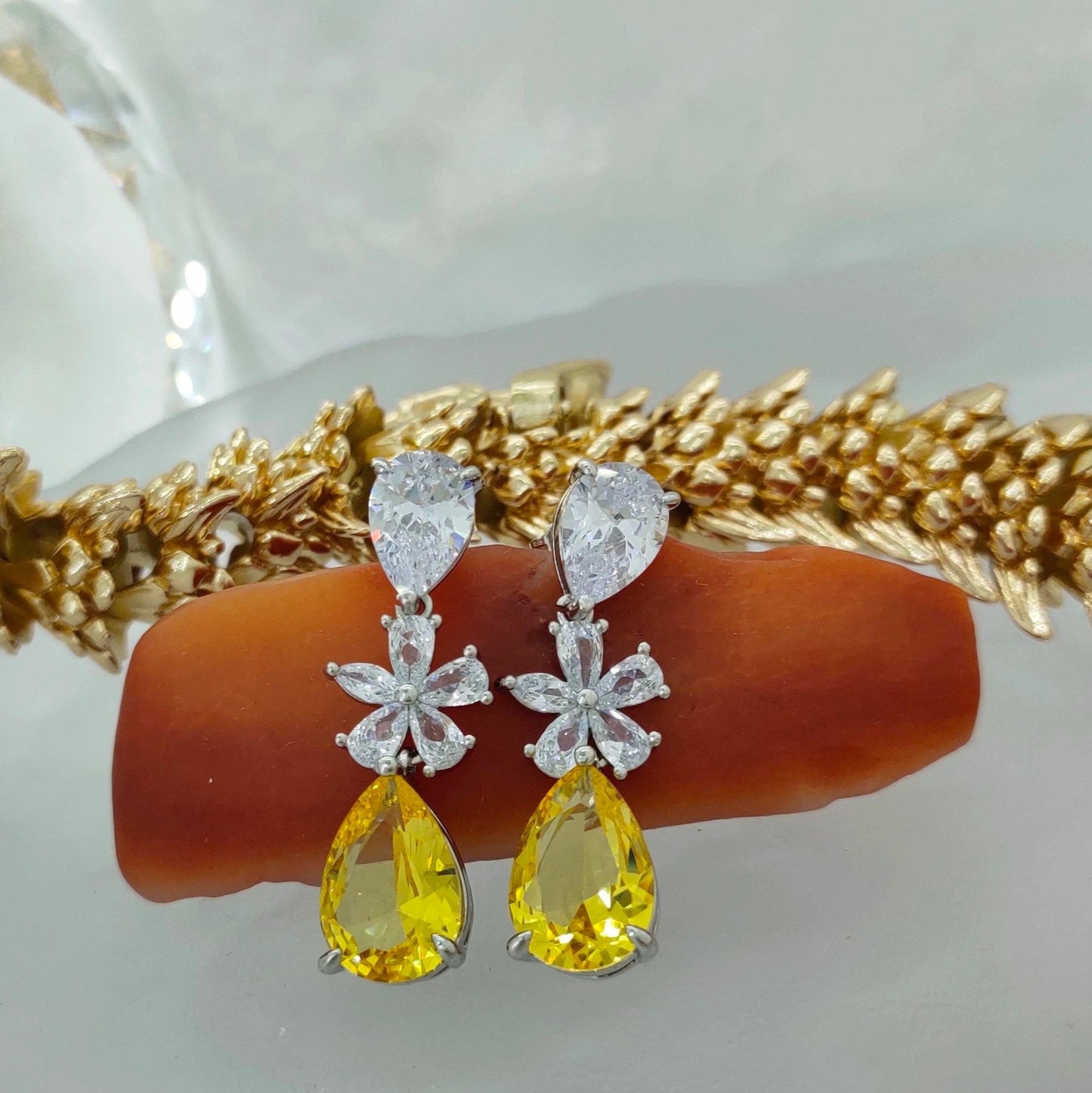 14Ct Yellow&White Sapphire Pear Cut Drop Earrings