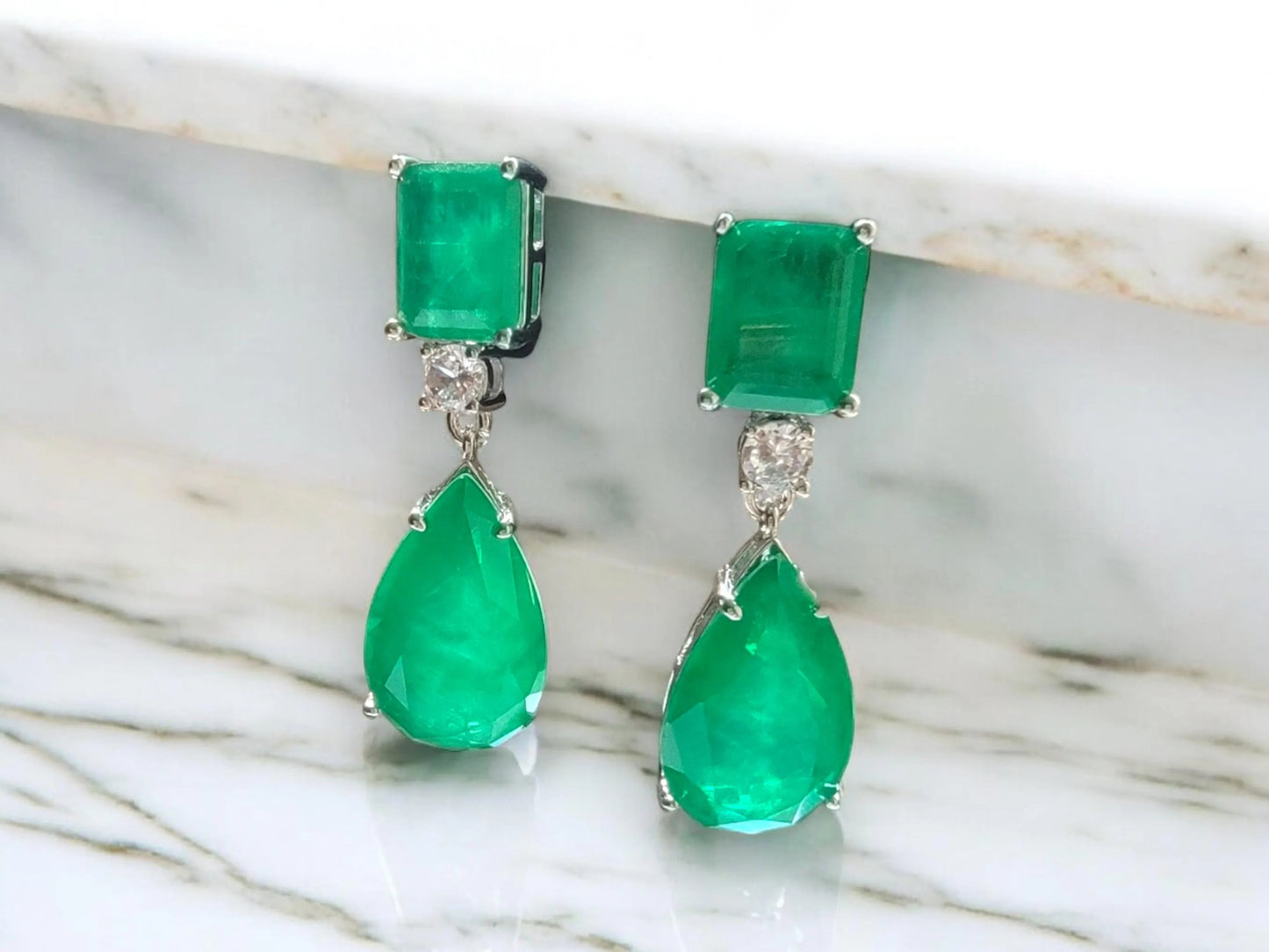 18Ct Pear Cut Drop Earrings